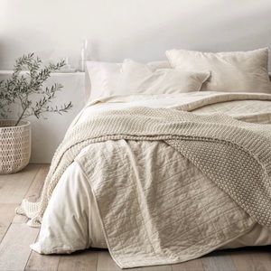 - Casaluna heavyweight linen blend quilt full/queen NATURAL